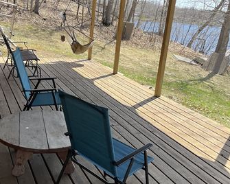 Peaceful Millelacs Lakefront Cabin. Dog-Friendly! - Isle - Balcony