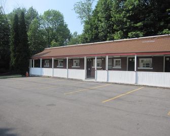 Pinecrest Motel - Clinton - Building
