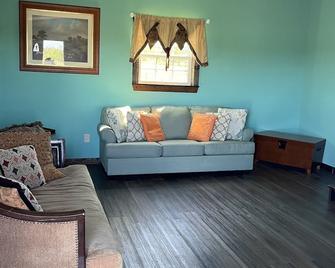 Cozy secluded cottage while still being able to enjoy everything in town. - 弗雷德里克斯堡 - 客廳
