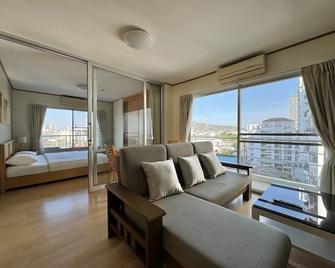 Sriracha Avenue Serviced Apartment - Chonburi - Living room