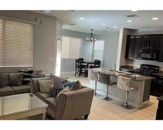 Beautiful Summerlin 4-Bedroom Home with community Pool - Summerlin South - Living room