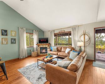 Sleeps 6 Surrounding Mtn + Aspen Vistas + Hot Tub + Game Room - Cripple Creek - Living room