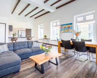 Artistic Townhouse at Wilhelmina Square Willemstad - Willemstad - Living room