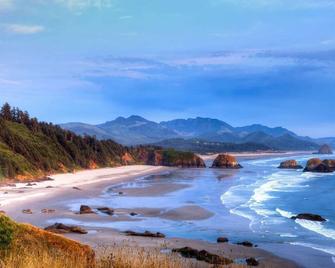 Beautiful Coastal View, Overlooking Oceanside Beach State Park, New Décor and Furnishings Throughout - Tillamook - Beach
