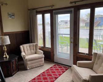 Lake Wawasee waterfront home overlooking Johnson's Bay. New Renovations for 2024 - Syracuse - Sala de estar
