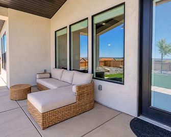 Modern 3BR Home with Fenced Yard Near Zion & Dunes - Colorado City - Balcón