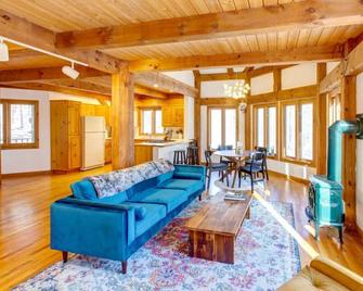 Paradise on 12 Acres with A/C and Pool Nearby - Bloomville - Living room
