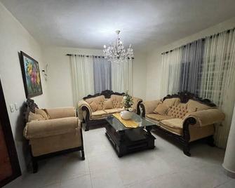 Maria's Entire House Higuey 2bd - Higüey - Wohnzimmer