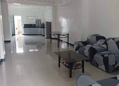 Spacious and peaceful place for staycation - Dipolog - Wohnzimmer