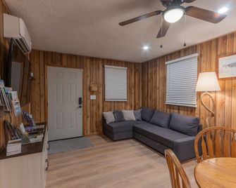 The Rocky Mount: Cozy cabin atop The New River Gorge - Pipestem - Living room