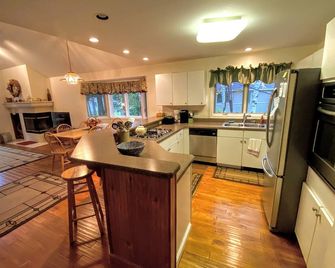 إي 9 فيرواي فيليدج هوم أون ذا ماونت واشنطن جولف كورس - إن ذا هارت أوف بريتن وودز - كارول (نيو هامبشير) - مطبخ