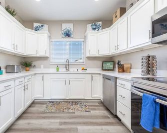 Peaceful Escape - 4 Bathrooms! - Ridgecrest - Mutfak