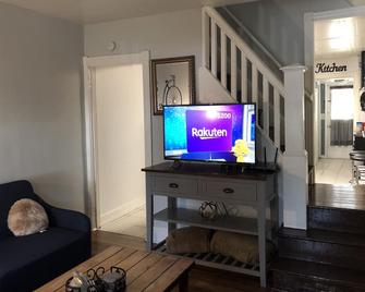 Cozy 2 Bedroom 1.5 Bath Cottage In Easton Pa - Easton - Living room