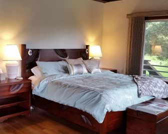 Volcano Acres Ranch B&B - Volcano - Bedroom