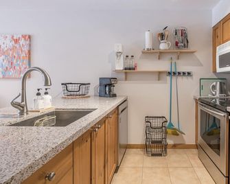 Ground Floor Creekside Condo - Easy in and out for Skiing or Biking - Lumby - Kitchen