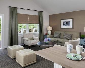 Waterfront Cape Cod Escape! 3 Bedroom with Kitchen! Onsite Pool, Beach Access! - Falmouth - Obývací pokoj