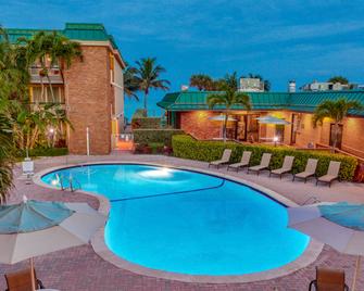Ocean Breeze Inn Vero Beach - Vero Beach - Pileta