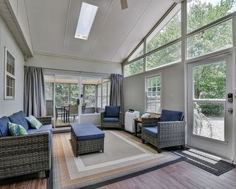 2 BR apt near Mtn to Sea Hiking Trail - Asheville - Sala de estar