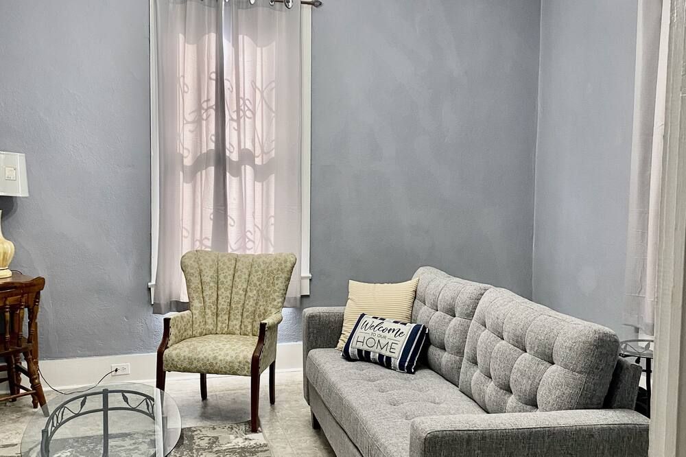 Massive Three Bedroom Home In Selma - Selma - Obývací pokoj