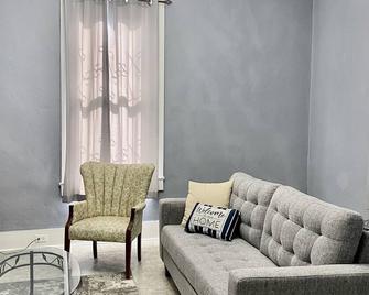 Massive Three Bedroom Home In Selma - Selma - Soggiorno