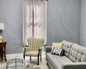 Massive Three Bedroom Home In Selma - Selma - Obývací pokoj
