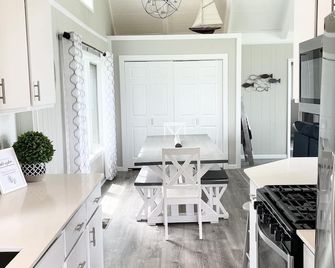 Completely renovated and only 25 minutes to Crystal Mountain - Onekama - Comedor