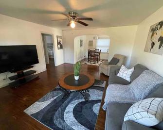 James’ Modern Cheerful Home! - Ponca City - Living room