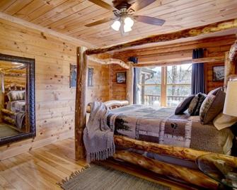 Seeing is believing! True authentic log cabin! Private yet convenient! - Gatlinburg - Bedroom