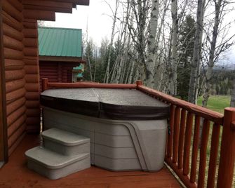Log Cabin on a Working Ranch set in Idyllic Countryside near Clearwater, British Columbia - Bridge Lake - Balcony