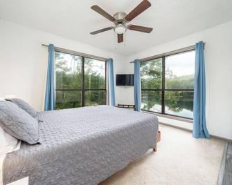 Kayaks-Lakefront Home - Kiwanie Lodge West - Hardy - Habitación