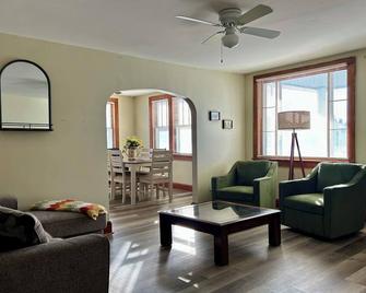 Gram’s House is a Village of Hillman home with Emerick Park views! - Hillman - Sala de estar