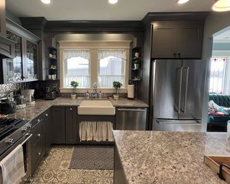 Luxury Accomodations in updated 1920's bungalow in Downtown Provo - Provo - Kitchen