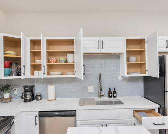 Lovely 6 bed 4 bath - Sleeps 16 - Free Parking - Houston - Küche