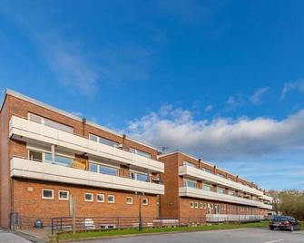 Bright app. for 2 pers. - Balcony, parking space, WLAN. Pets allowed. - Wenningstedt-Braderup - Gebäude