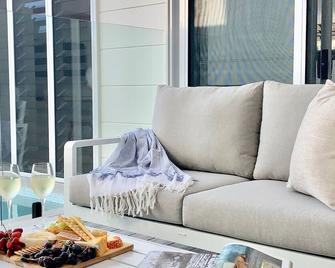 Bellbry Lodge - Trinity Beach - Living room