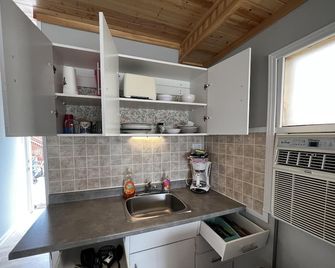 Dock Life Beach 1 - Cottage 10, Riverside 2 Bedroom, 3 Min Walk To Beach 1 - Wasaga Beach - Kitchen