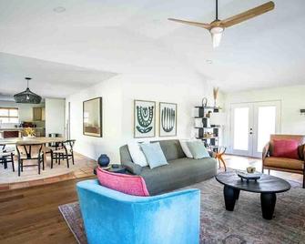 Relaxing Alpaca Ranch Mins From Downtown - Wimberley - Living room