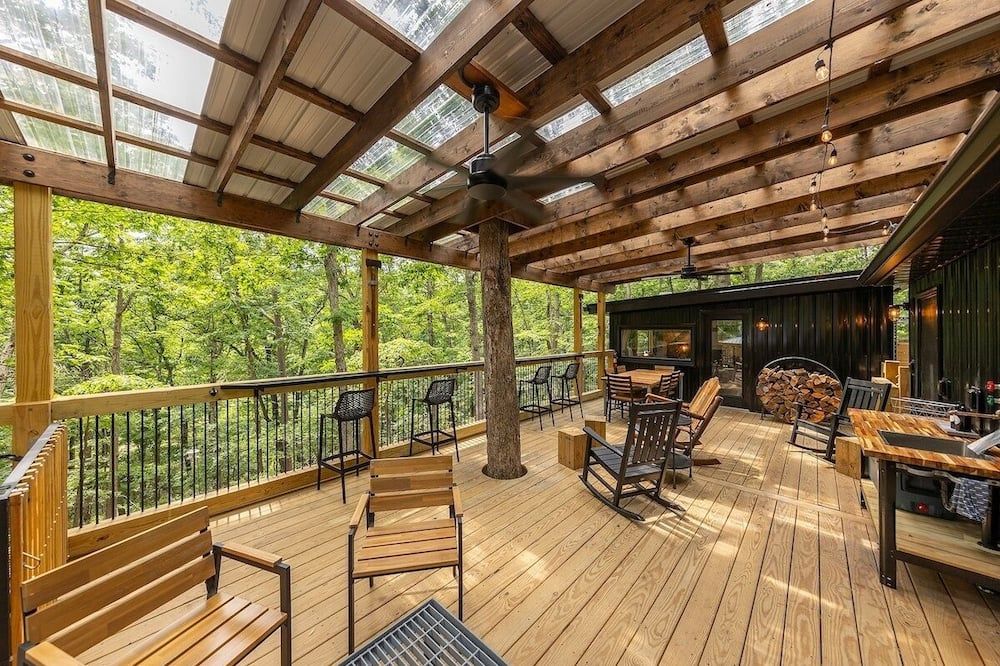 Milam Ridge: Modern Cabin Escape. Hot Tub, Covered Deck, Fire Pit