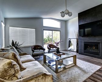 Monthly 1 Story, 3 Bdr Gorgeous Home Summerlin Pet Friendly - Las Vegas - Living room