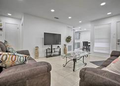 LaPlace Townhome, 9 Mi to Lake Pontchartrain! - Laplace - Wohnzimmer