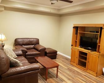 Private Home, 12.8 Miles From Lakepoint Sports Complex, Sleeps 8!!! - Cartersville - Living room