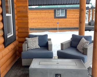Log lofted rustic cabin in woods - Kelowna - Patio