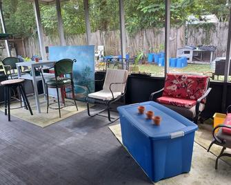 Cupcake Cabin Mini 1-bed 1 bath getaway in Jacksonville - Jacksonville - Patio