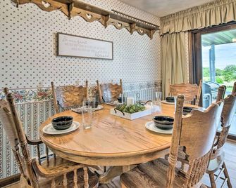 Charming Lewisburg Home w/ Hot Tub & Games! - Lewisburg - Їдальня