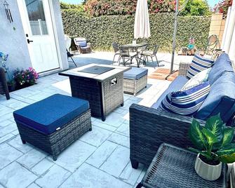 Newly built Adorable home with Huge patio with fire pit. Peaceful and quiet! - Simi Valley - Patio