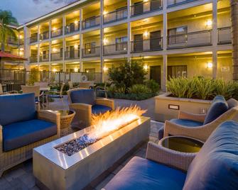 La Quinta Inn & Suites by Wyndham Orange County Airport - Santa Ana - Binnenhof