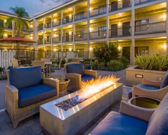 La Quinta Inn & Suites by Wyndham Orange County Airport - Santa Ana - Innenhof