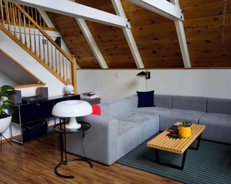 The Mid-Century A-Frame House - Twain Harte - Wohnzimmer