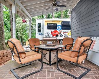Tow-tally peachy Atlanta themed Tiny House - Tucker - Patio