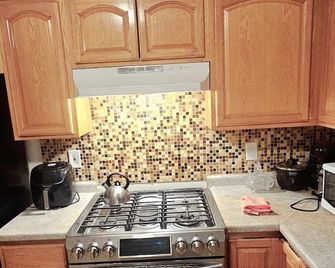 Divine Villa and Resort - 32 Evergreen - Newark - Cuisine